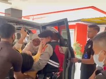 Kisah Dramatis Iis Lahirkan Bayi Kembar Saat Terjebak Macet di Cianjur