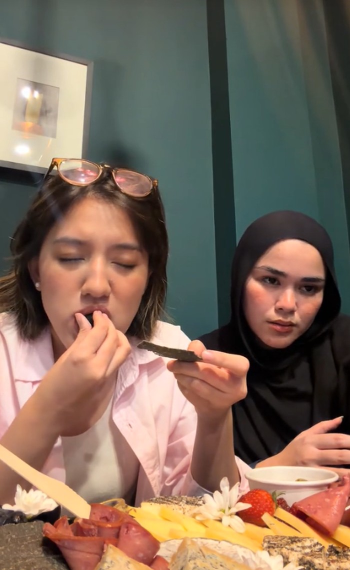 Ify dan Sivia kulineran