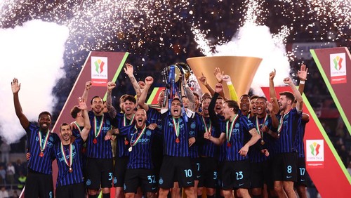 Soccer Football - Coppa Italia - Final - Lazio v Inter Milan - Stadio Olimpico, Rome, Italy - May 13, 2026 Inter Milans Lautaro Martinez lifts the trophy with teammates after winning the Coppa Italia REUTERS/Guglielmo Mangiapane