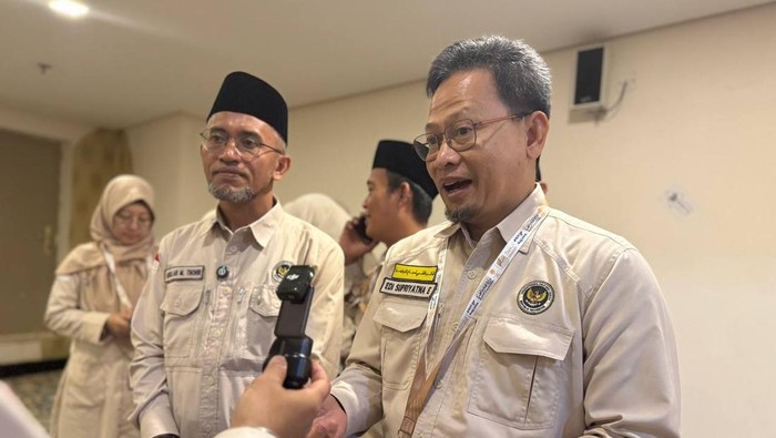 Kabid Bimbad PPIH Arab Saudi Daker Makkah Abdillah M Thohir memberikan keterangan di Mushola Tower 4, Hotel Al Hidayah, Makkah, Minggu (11/5/2026).