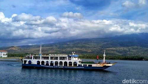 Kapal penyeberangan Kayangan-Poto Tano. (Foto: Ahmad Viqi/detikBali).