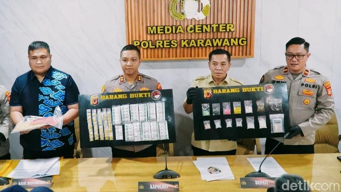 Kapolres Karawang AKBP Fiki Novian Ardiansyah bersama Bupati Karawang Aep Syaepuloh, saat menunjukkan barang bukti narkotika jenis sabu dalam sesi rilis di Mapolres Karawang