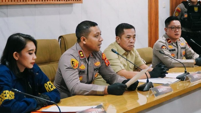 Kapolres Karawang AKBP Fiki Novian Ardiansyah bersama Bupati Karawang Aep Syaepuloh saat merilis kasus kematian remaja Batujaya.