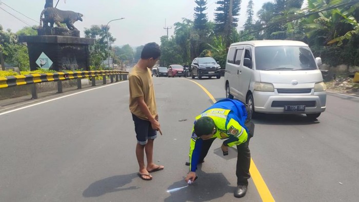 Kecelakaan melibatkan pikap dan dua motor terjadi di Tanjakan Selarong Jalan Raya Puncak, Bogor. (dok. ist)