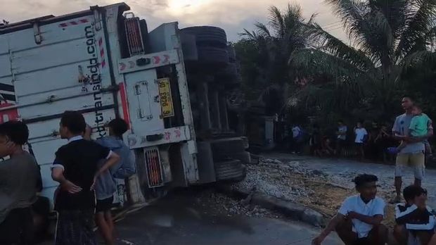 Truk bermuatan sabun terguling di Desa Kebalandono, Babat, Lamongan usai sopir diduga mengalami microsleep saat perjalanan menuju Tegal.
