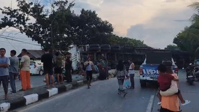 Truk bermuatan sabun terguling di Desa Kebalandono, Babat, Lamongan usai sopir diduga mengalami microsleep saat perjalanan menuju Tegal.