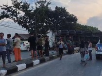 Sopir Microsleep, Truk Muat Sabun Terguling di Babat Lamongan
