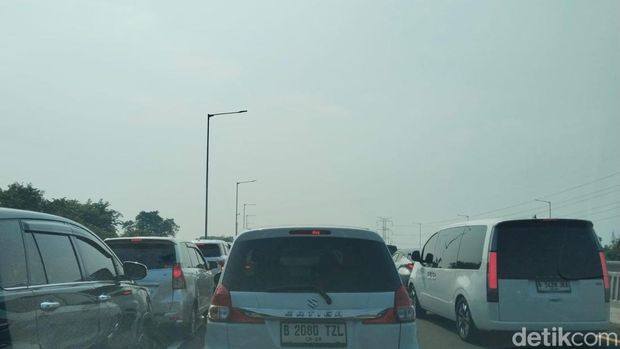 Kepadatan lalu lintas di Tol Layang MBZ arah Cikampek Kepadatan lalu lintas di Tol Layang MBZ arah Cikampek