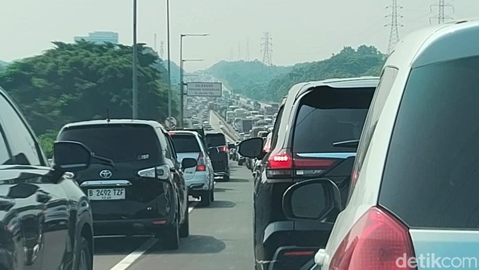 Kepadatan lalu lintas di Tol Layang MBZ arah Cikampek
