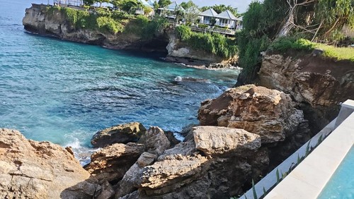 Kondisi batas penyangga kolam renang salah satu vila di Nusa Lembongan, Klungkung, Bali. (Foto: Dok. Satpol PP Klungkung)