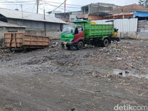 Gunungan Sampah di Pasar Cikurubuk Tasikmalaya Akhirnya Dibersihkan