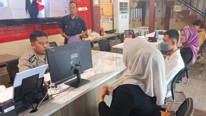 Korban perampasan mobil dan penganiayaan saat melapor ke Polrestabes Palembang.