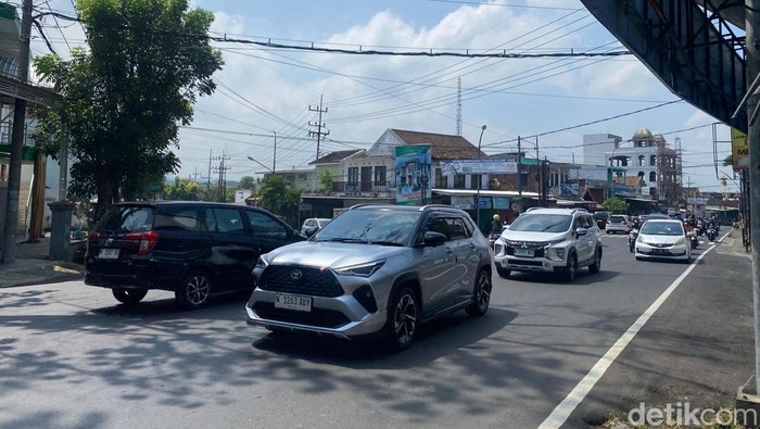 Pantauan arus lalu lintas di simpang tiga Pendem pada Kamis (14/5/2026) pukul 11.30 WIB.