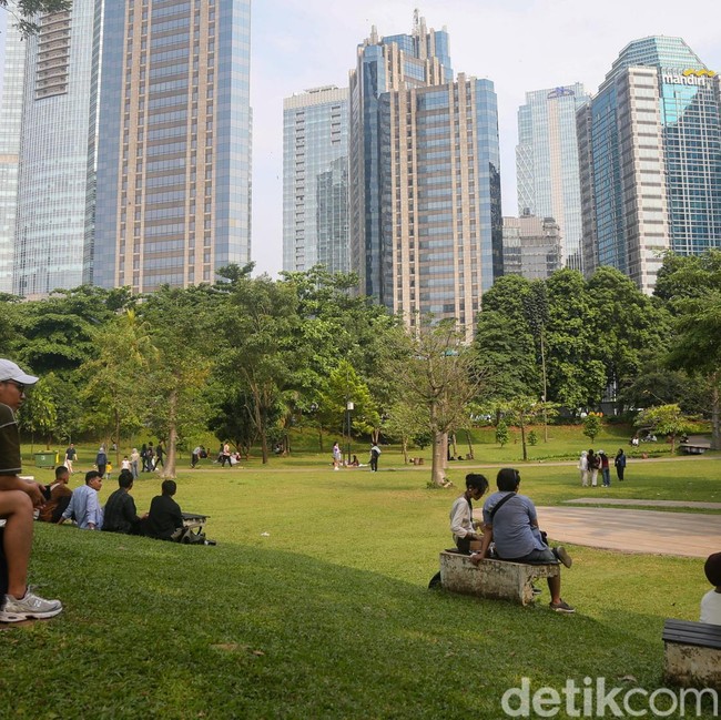 Libur Panjang, Warga Serbu Hutan Kota GBK untuk Piknik Murah di Tengah Jakarta