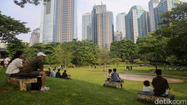 Hutan Kota Gelora Bung Karno (GBK), Jakarta, menjadi salah satu destinasi favorit warga selama libur panjang Kenaikan Yesus Kristus, Kamis (14/5/2026). Kawasan ruang terbuka hijau tersebut dipadati pengunjung yang datang untuk bersantai, berpiknik, hingga menikmati suasana sejuk di tengah hiruk-pikuk ibu kota.