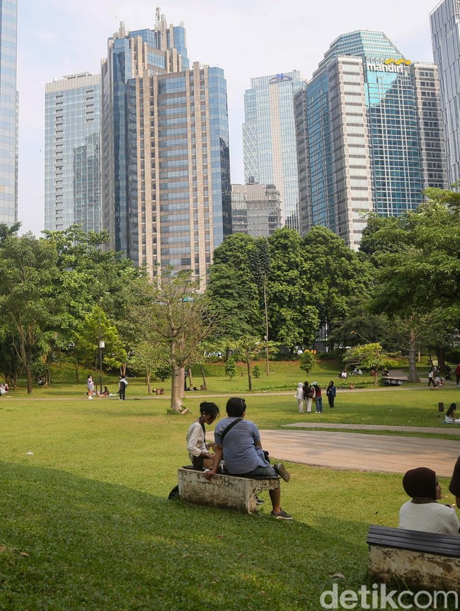 Libur Panjang, Warga Serbu Hutan Kota GBK untuk Piknik Murah di Tengah Jakarta