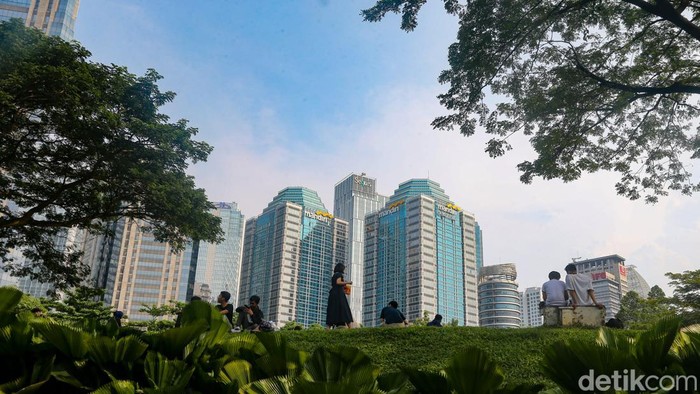 Hutan Kota Gelora Bung Karno (GBK), Jakarta, menjadi salah satu destinasi favorit warga selama libur panjang Kenaikan Yesus Kristus, Kamis (14/5/2026). Kawasan ruang terbuka hijau tersebut dipadati pengunjung yang datang untuk bersantai, berpiknik, hingga menikmati suasana sejuk di tengah hiruk-pikuk ibu kota.