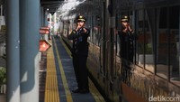 Petugas KAI dan keamanan stasiun juga tampak bersiaga membantu mengatur arus penumpang agar perjalanan tetap berjalan tertib dan lancar. Pengumuman jadwal keberangkatan terus terdengar di dalam stasiun untuk mengarahkan penumpang menuju kereta masing-masing. 