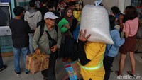 Para penumpang terlihat hilir mudik di area keberangkatan sambil membawa koper dan tas perjalanan menuju berbagai kota tujuan.
