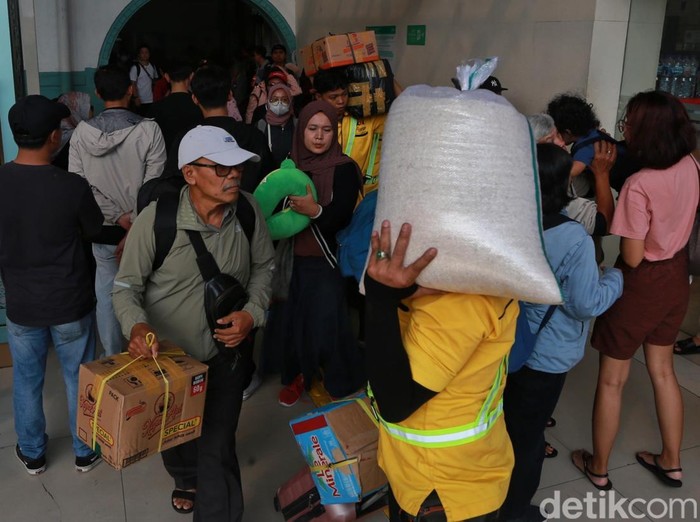 Para calon penumpang hilir mudik di Stasiun Pasar Senen, Kamis (14/6/2006). PT Kereta Api Indonesia (KAI) Persero mencatatkan okupansi pelayanan tiket kereta mencapai 196.302 pelanggan pada hari libur Kenaikan Yesus Kristus. Catatan tersebut, merupakan penjualan tiket pada Rabu (13/5/2026), untuk pelanggan KA Jarak Jauh dan Lokal.