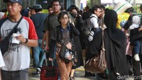  Kepadatan mulai terlihat sejak pagi hari di sejumlah titik stasiun, mulai dari area pintu masuk, ruang tunggu, hingga peron keberangkatan. Banyak masyarakat memanfaatkan momen long weekend untuk bepergian keluar kota menggunakan moda transportasi kereta api. 