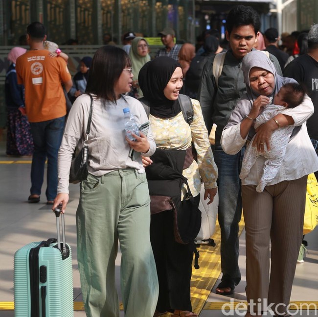 Long Weekend, Stasiun Senen Dipadati Penumpang