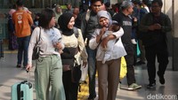 PT Kereta Api Indonesia (KAI) Persero mencatat tingginya minat masyarakat terhadap perjalanan kereta selama periode libur panjang tersebut. Berdasarkan data penjualan pada Rabu (13/5/2026), okupansi tiket kereta api mencapai 196.302 pelanggan untuk layanan kereta jarak jauh maupun lokal.