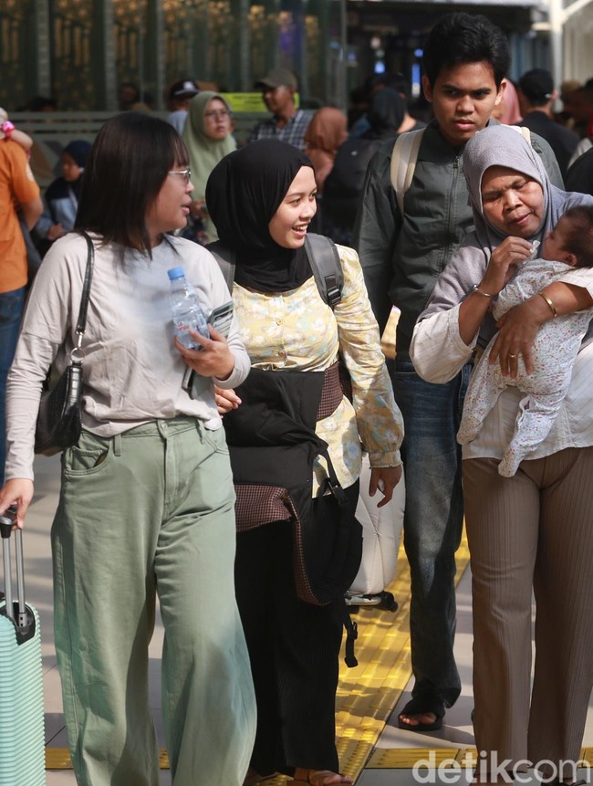 Long Weekend, Stasiun Senen Dipadati Penumpang