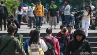 Sejumlah penumpang mengaku memilih kereta api karena dinilai praktis dan nyaman untuk perjalanan jarak jauh selama masa libur panjang. Selain itu, akses menuju berbagai kota di Pulau Jawa menjadi alasan tingginya minat masyarakat menggunakan transportasi kereta.
