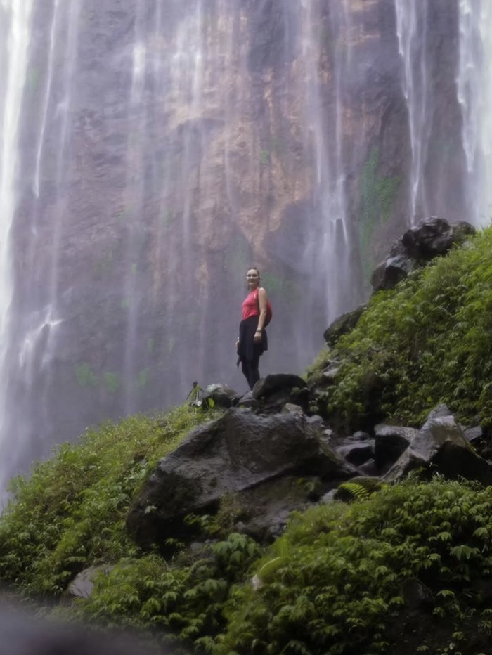 Luna Maya liburan ke bromo dan air terjun Tumpak Sewu