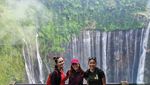 Potret Luna Maya Cs Liburan di Air Terjun Tumpak Sewu dan Bromo, Bikin Mupeng!