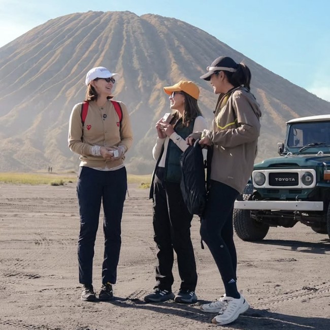 Potret Luna Maya Cs Liburan di Air Terjun Tumpak Sewu dan Bromo, Bikin Mupeng!