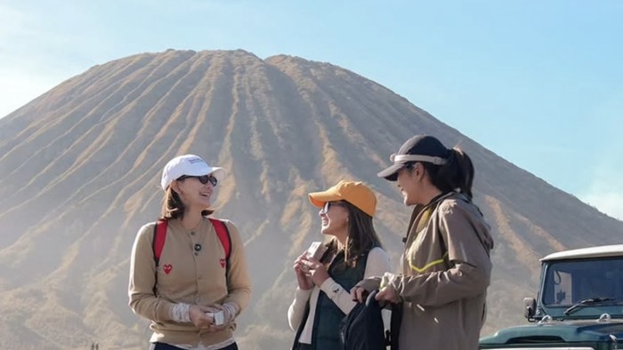 Luna Maya liburan ke bromo dan air terjun Tumpak Sewu