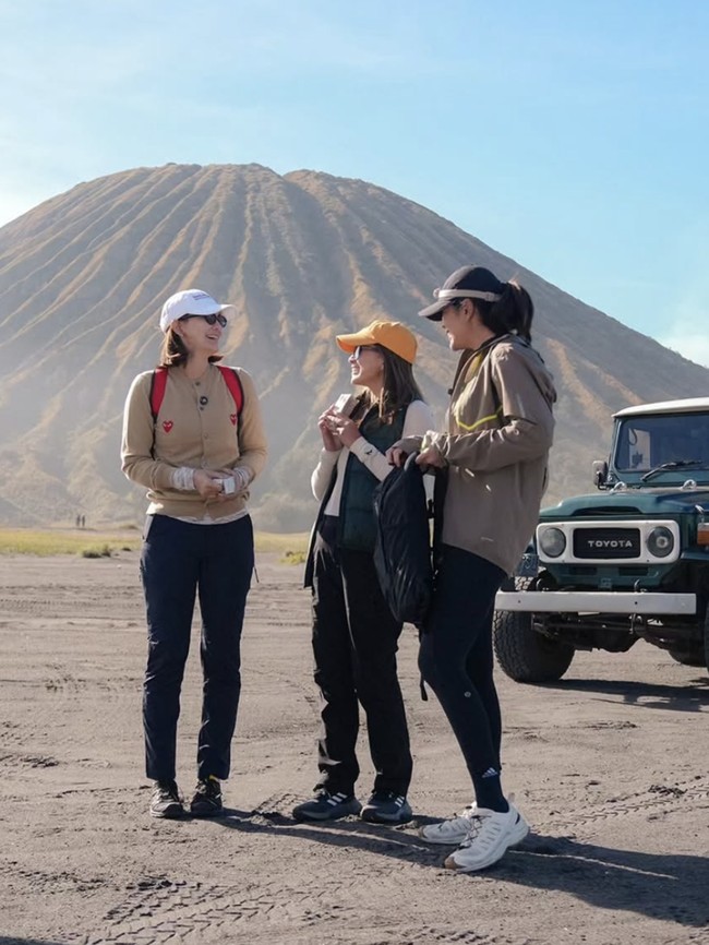 Potret Luna Maya Cs Liburan di Air Terjun Tumpak Sewu dan Bromo, Bikin Mupeng!