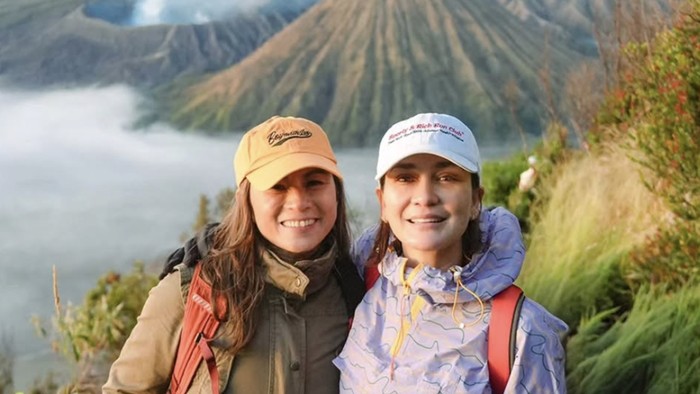 Luna Maya liburan ke bromo dan air terjun Tumpak Sewu