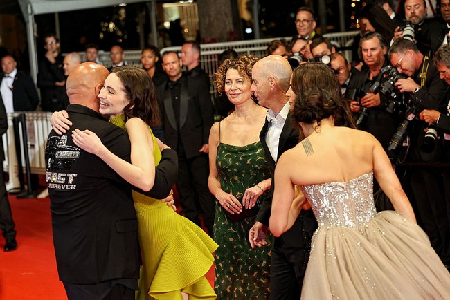 “Orang yang tidak membiarkan saya datang sendiri ke sini untuk mewakili persaudaraan itu adalah Meadow Walker,” ujar Vin Diesel. “Aku akan menitikkan air mata sejenak,” tambah aktor 58 tahun itu penuh haru. Foto: Getty Images/Lyvans Boolaky