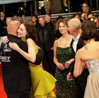 “Orang yang tidak membiarkan saya datang sendiri ke sini untuk mewakili persaudaraan itu adalah Meadow Walker,” ujar Vin Diesel. “Aku akan menitikkan air mata sejenak,” tambah aktor 58 tahun itu penuh haru. Foto: Getty Images/Lyvans Boolaky