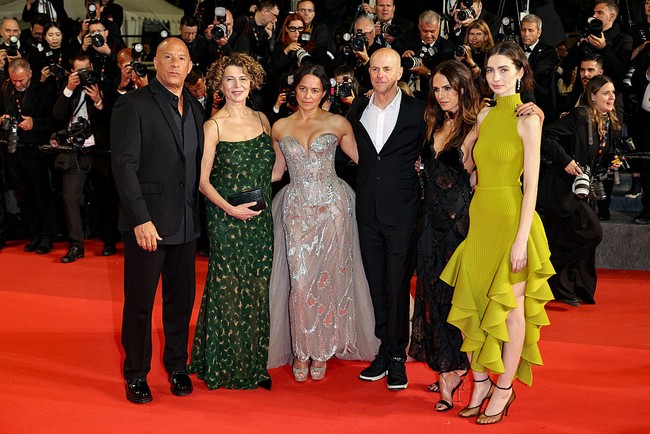 Sebelum pemutaran film dimulai, momen haru terjadi. Vin Diesel menyampaikan pidato soal persaudaraan yang terjalin sejak film pertama Fast & Furious dibuat. Aktor 58 tahun itu secara khusus menyebut Meadow Walker sebagai sosok yang membuatnya tidak datang sendirian ke Cannes. Foto: Getty Images/Lyvans Boolaky
