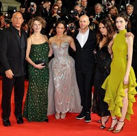 Sebelum pemutaran film dimulai, momen haru terjadi. Vin Diesel menyampaikan pidato soal persaudaraan yang terjalin sejak film pertama Fast & Furious dibuat. Aktor 58 tahun itu secara khusus menyebut Meadow Walker sebagai sosok yang membuatnya tidak datang sendirian ke Cannes. Foto: Getty Images/Lyvans Boolaky