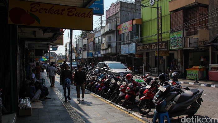Jalan Surya Kencana di Kota Bogor tak pernah kehilangan daya tariknya sebagai kawasan pecinan sekaligus pusat aneka makanan legendaris. Beragam kuliner khas dapat ditemukan di sepanjang jalan yang selalu ramai dipadati warga maupun wisatawan yang datang untuk menikmati suasana khas kawasan tua tersebut.