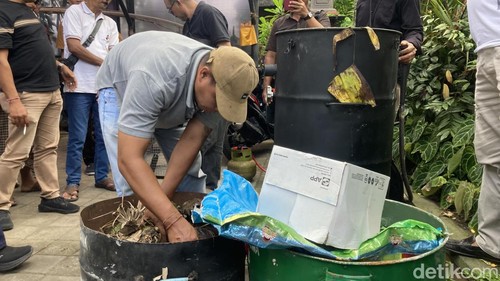 Demontrasi proses pengeringan sampah organik menggunakan pirolisis mini di Desa Banjarangkan, Klungkung, Bali, Kamis (14/5/2026). (Fatih Kudus Jaelani/detikBali)