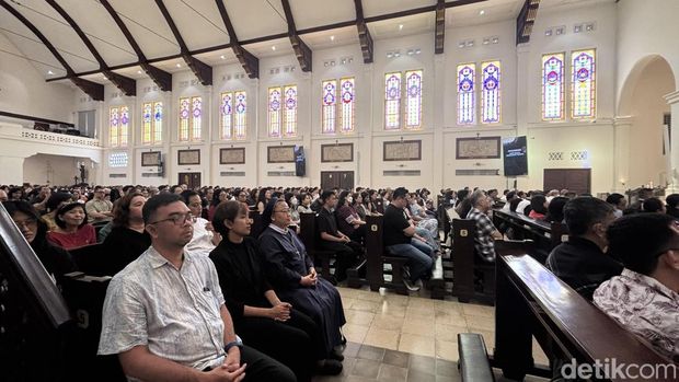 Misa Kenaikan Yesus Kristus di Katedral Surabaya Misa Kenaikan Yesus Kristus di Katedral Surabaya