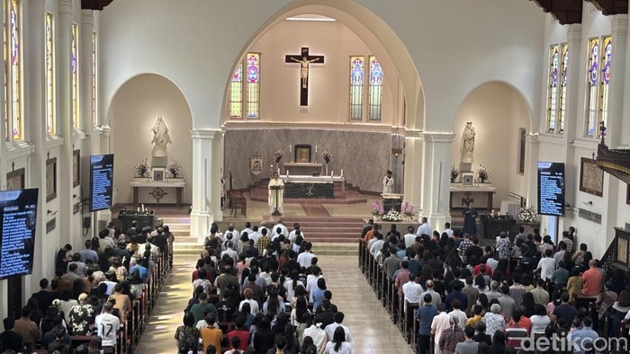 Misa Kenaikan Yesus Kristus di Katedral Surabaya