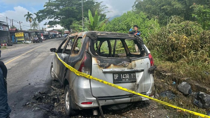 Sebuah mobil Avanza meledak dan terbakar setelah mengisi BBM di SPBU Pao, Toraja Utara.