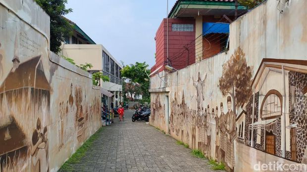 Orang Betawi asli banyak tinggal di Kampung Sawah, Kota Bekasi. Tokoh Betawi Kristen ini cerita soal warisan toleransi tinggi 3 umat agama di daerahnya. (Kurniawan/detikcom)