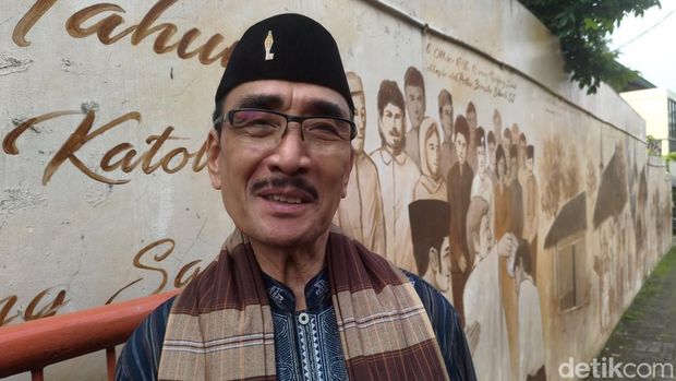 Orang Betawi asli banyak tinggal di Kampung Sawah, Kota Bekasi. Tokoh Betawi Kristen ini cerita soal warisan toleransi tinggi 3 umat agama di daerahnya. (Kurniawan/detikcom)