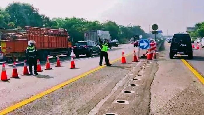 Pembukaan jalur contraflow di Kilometer 58 Tol Jakarta-Cikampek Karawang