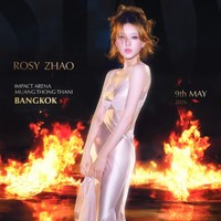 Konser bertajuk Stay Romantic berlangsung selama hampir empat jam dan dihadiri ribuan penggemar di Thailand. Dengan kapasitas arena sekitar 12 ribu penonton, Zhao Lusi membuktikan popularitasnya tetap kuat. Ia tampil memukau lewat beragam konsep busana, mulai dari gaya sporty dengan sport bra hingga mengenakan kostum tradisional Thailand yang menuai banyak pujian. Foto: Dok. www.instagram.com/rosyzhao_studio