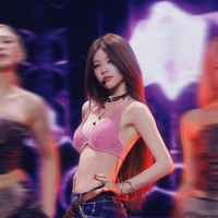 Salah satu penampilan yang paling banyak dibicarakan ketika Zhao Lusi mengenakan sport bra dipadukan dengan kostum panggung modern. Gaya ini memperlihatkan sisi yang lebih dewasa dan berani. Foto: Dok. www.instagram.com/rosyzhao_studio