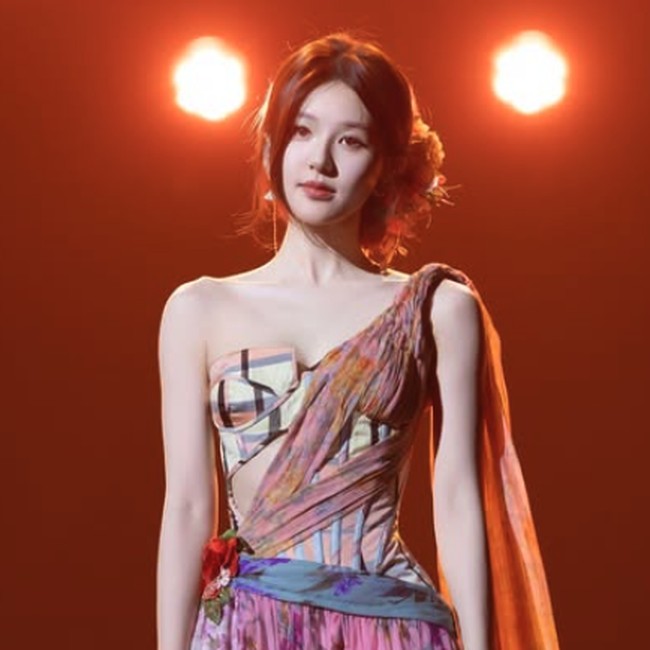 Gaya Zhao Lusi Saat Konser Jadi Sorotan, Pakai Sport Bra hingga Baju Thailand